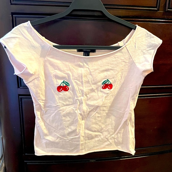 🌼 Forever 21 strawberry cropped shirt size L - Picture 1 of 7
